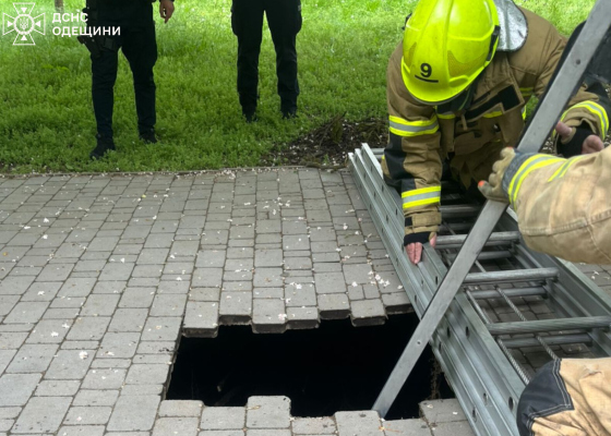 «Там целая комната»: в Одессе девочка провалилась под землю прямо на тротуаре (обновлено)