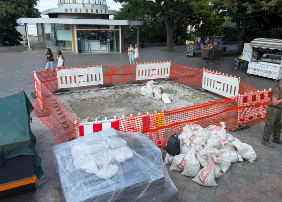 Под тем самым люком: в Одессе возле Дюка стартовали археологические раскопки (фото)
