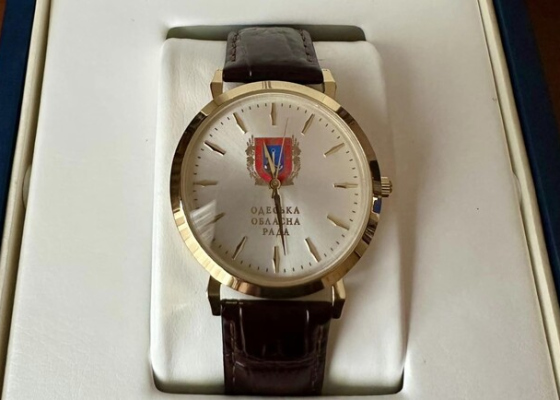 Опять на те же грабли: Одесский облсовет потратит на наградные часы и значки почти 200 тысяч гривен