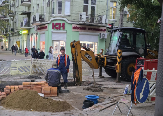 В центре Одессы больше недели проблемы с водой, коммунальщики еле добрались до поврежденной трубы